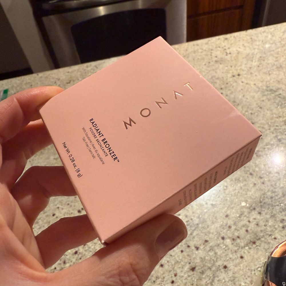 Monat Radiant Bronzer in Pink Box